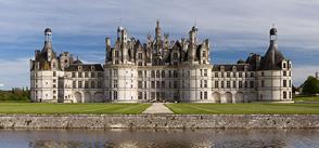 https://upload.wikimedia.org/wikipedia/commons/thumb/4/47/Chambord_Castle_Northwest_facade.jpg/800px-Chambord_Castle_Northwest_facade.jpg